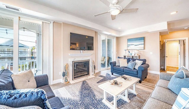 6-Bedroom Condo w 6 Ensuites, sleeps 21 - Minutes Walk to Beach!
