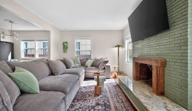 6 beds/close to SCSU, DT, & Lake George