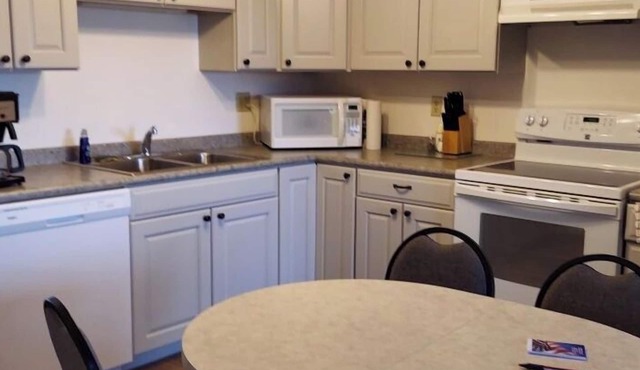#6 Classic 2 Bedroom 1 Queen 3 XL Twin, 1 bathroom Top Floor