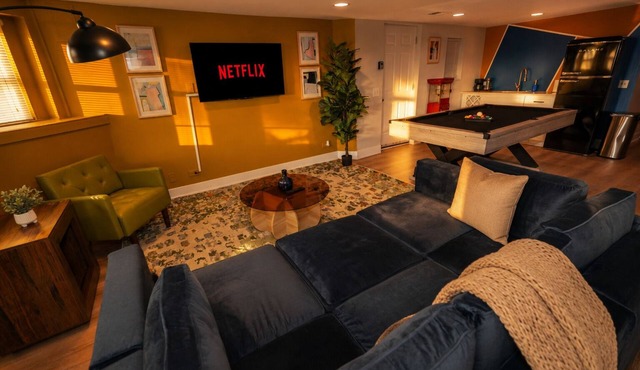 6 King Bed Duplex with Pool Table - Sleeps 16