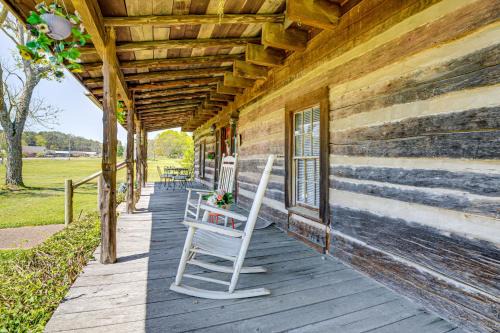 6 Mi to Scottsboro: Apt w/Furnished Porch