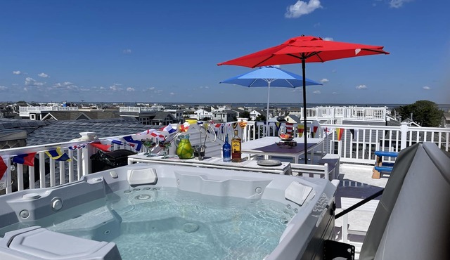 7 BRs w/Gourmet Kitchen & HotTub. Steps to Beach