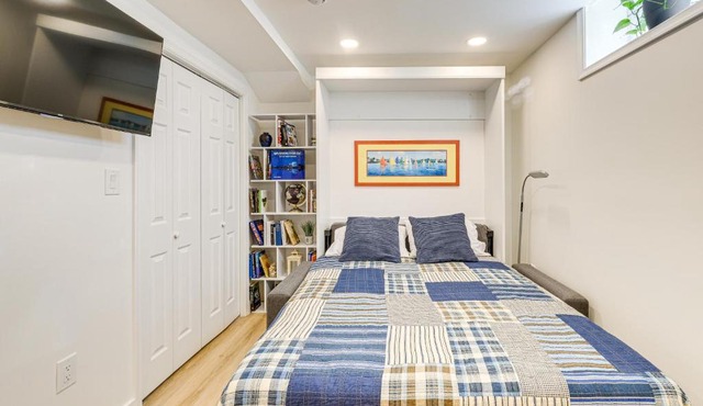 7 Mi to National Mall: Bright DC Studio!