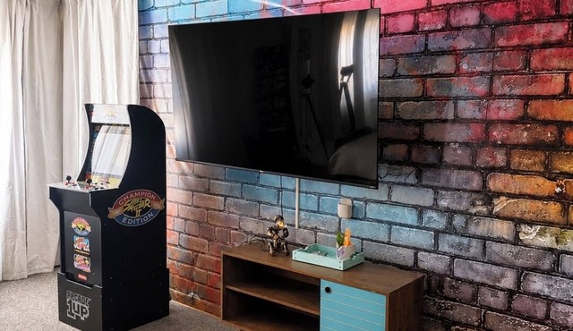 90s Condo| King Bed | 65” Smart TV | Arcade Game