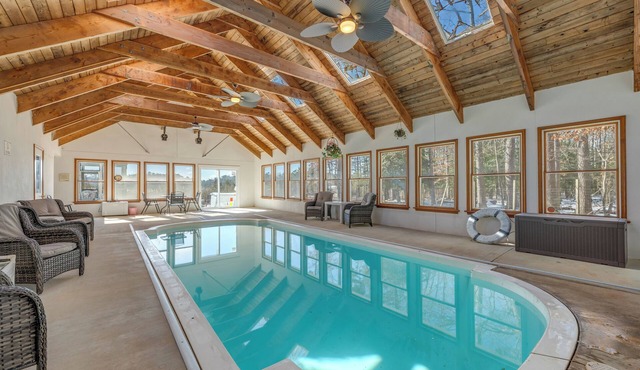 9BR Retreat - Sleeps 23+ w Pool, Pickleball Court, Golf Simulator, Near Beaches
