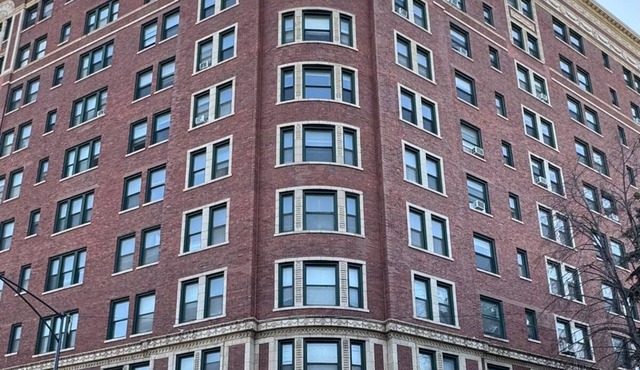 A Chic 8th Floor Studio Inside Vintage Style Building With Spectacular Lake View in Chicago