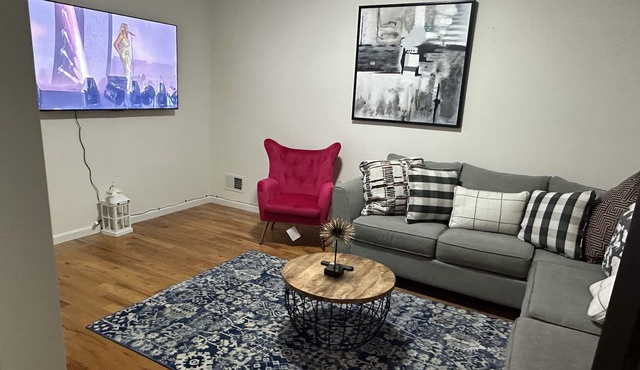A cozy three bedroom house. it is 6 minutes drive to Newark airport.
