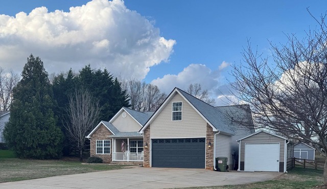 A Peaceful 3 bed/2 bath house in Blue Ridge.