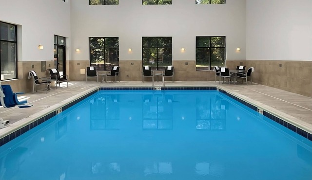 A Place You'll Surely Enjoy! 2 Relaxing Units, Indoor Pool, Free Breakfast!
