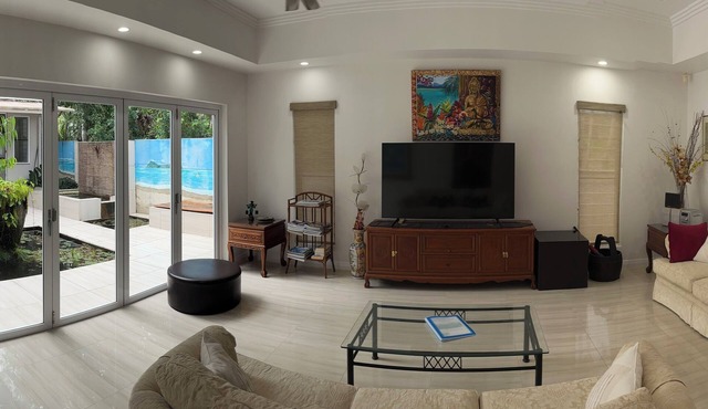 Absolute Beachfront 2 Bedroom Luxury Holiday Home in Kewarra Beach