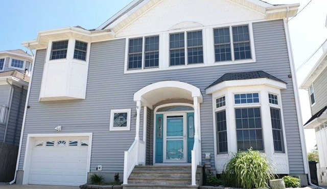 Abundance, brilliance & charm in this 5 bd 3 ba beauty in Lavallette w/WiFi, AC