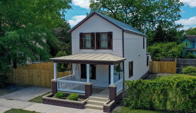 Adorable 2-bedroom house with Fire Pit, Pool Table, Hot Tub in charming New Bern