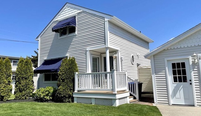Adorable cottage on shared lot, private balcony