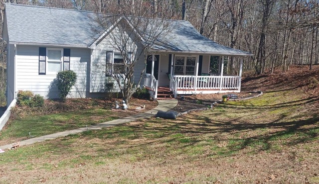 Adorable Cottage Style Home near Lake Point- Hospital & Lake Allatoona