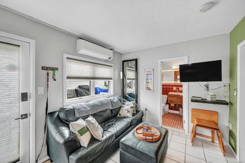 Adventure Doggie's WildWoof Beach Bungalow - 3 Blocks to Beach