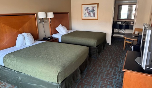 Affordable Room with Free Parking & Breakfast, Near Shops and Attractions