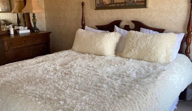 AH #25 · AH #25 King Suite w/Jacuzzi/Shower/Fridge/Micro