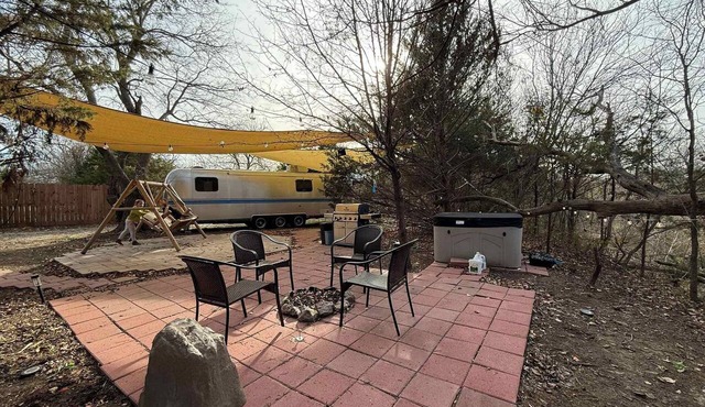 Airstream w flush toilet, city water, hot tub