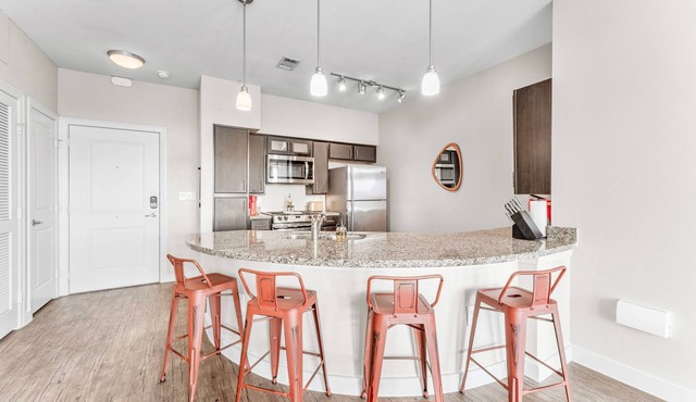Airy Soco 2BR King Suite w Gympickleballlaundry