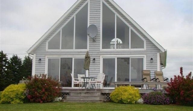 Alexanders Beach House, Beautiful 4 Star Ocean Front Beach House in Belle River