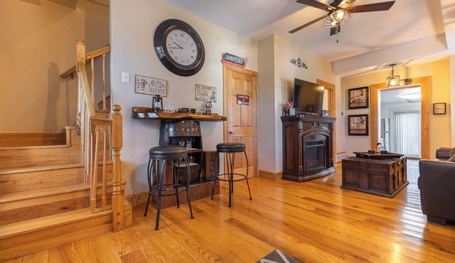 Amazing! 2 Bed Townhouse in the HEART of Dbq!