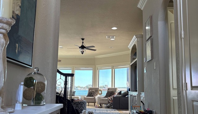 Amazing waterfront 3-bedroom house with pool and hot tub on Lake Conroe