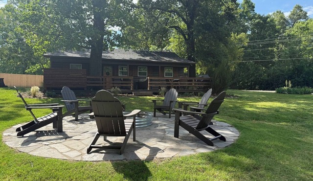 Anchors Away Lodge - gorgeous deck & hot tub. Pet friendly