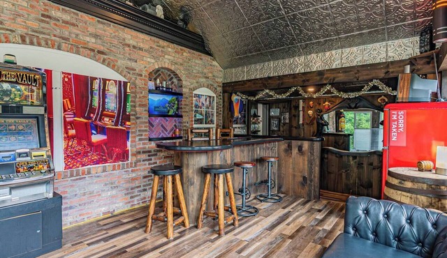 Andover · 4800 sf 4BR Escape w/Speakeasy, Hot Tub