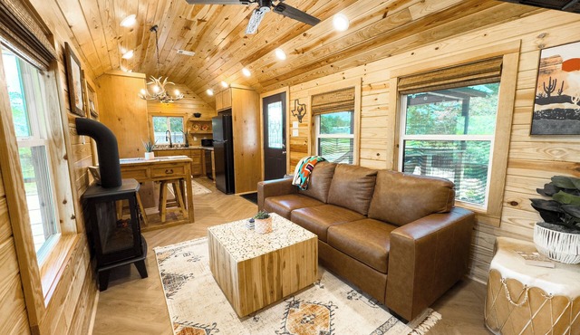 Apache Log Cabin - Walk to Lake, Pet Friendly in Somerville