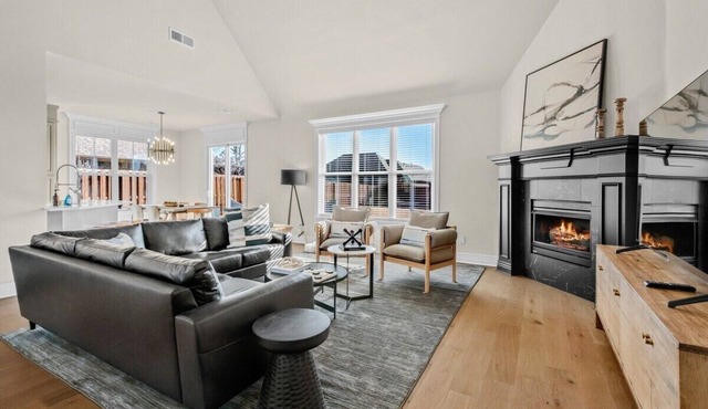 Apollo House | Luxury Retreat in Rogers. Sleeps 11