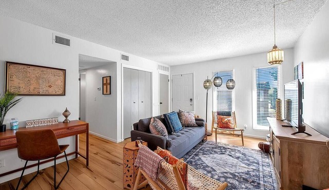 Arabian Nights - 2 bedroom apartment near airport - cute and cozy