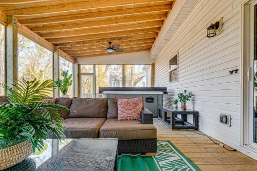 Artist’s Retreat w/Deck! 5 Mi to Dtwn Durham