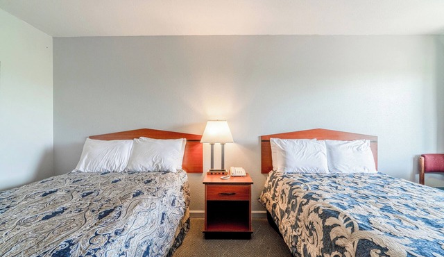 Aurora’s Hidden Gem: Stay Near Shops, Nature Spots & Classic Midwestern Vibes in Lawrence County