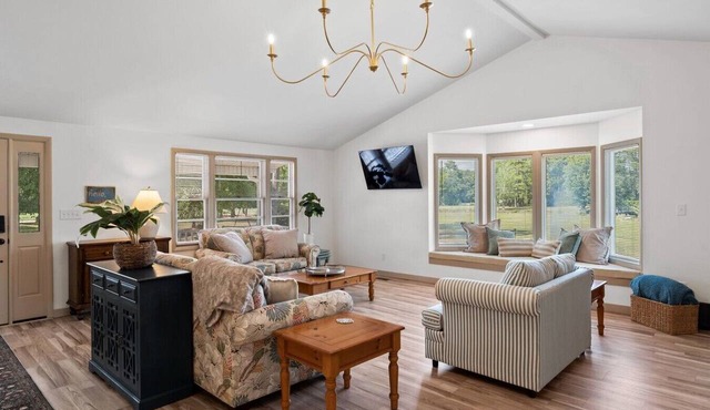 Avoid the beach traffic and stay in this cozy, renovated 4 bedroom property just 5 minutes from OIB!