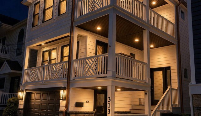 Awesome SINGLE FAMILY HOUSE- 6 HOUSES FROM BEACH-Quiet southern end