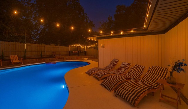 Backyard Oasis with Private Pool & Outdoor Lounge. 15 mins from Dallas stadium in Euless