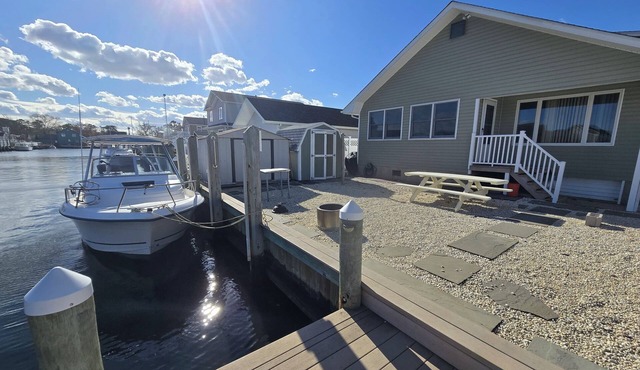 Barnegat Bay Waterfront 4-bedroom House with Dock. Short drive from NYC