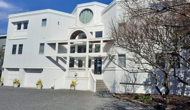 Bayfront home, private setting, hot tub, centrally located on LBI. Pet friendly