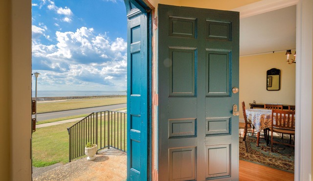Bayfront home with sunsets, close to beach on Sandy Hook in Fort Hancock
