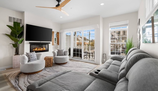 Beach Block Beauty! 2 blocks from beach & downtown area.