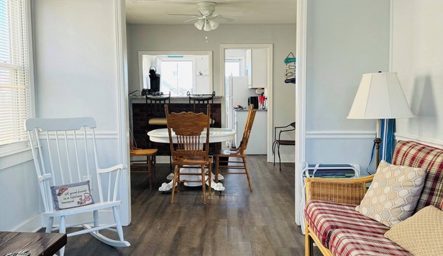 Beach Block, Renovated 2 bdrm, sleep 6, 2nd Flr unit Parking and 4 beach badges