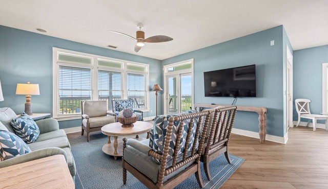 Beach Boddie: Top Floor Condo, Golf Membership, Community Pool Access