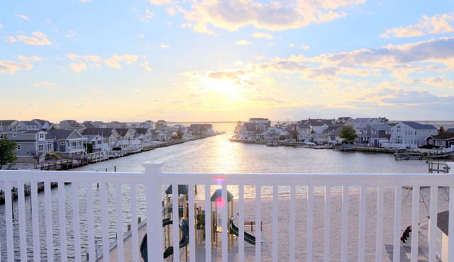 Beachfront! Lavallette, Monterey Beach sleeps12 dock! Open May 27 to June 29