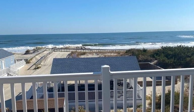 Beachfront Paradise, Panoramic Views of the Beach & Ocean!