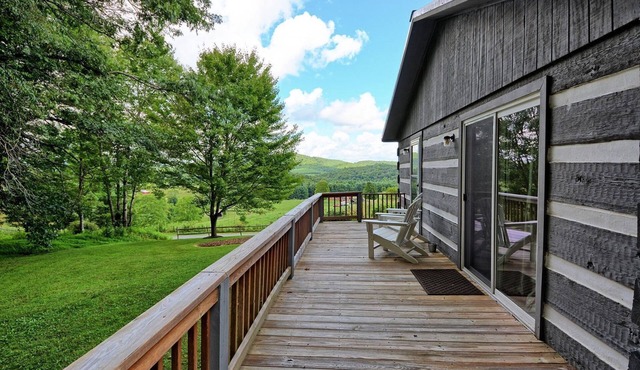 Bear Creek Cabin-2 BR/2BA Cabin, Mountain Views, WIFI, Gas FP