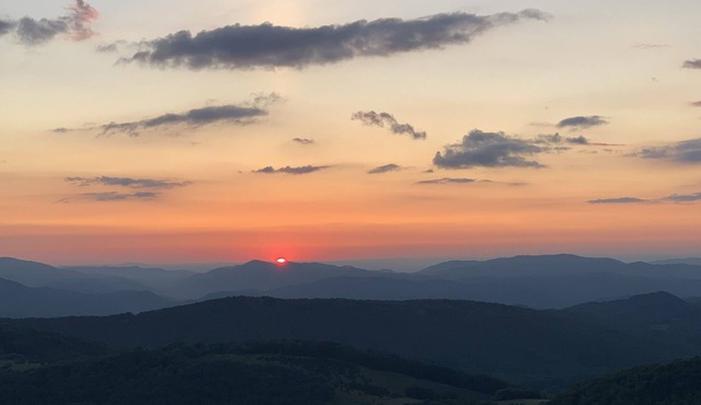 BEAR PAUSE amazing mountain views atop Sugar Mountain mins from Banner Elk