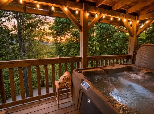 Bearfoot'n Cabin with Hot Tub, Bunk Room, Game Room