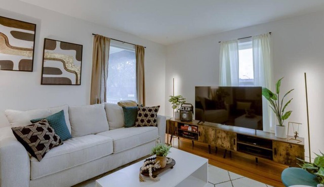 Beautiful - 4bd with Contemporary Interior