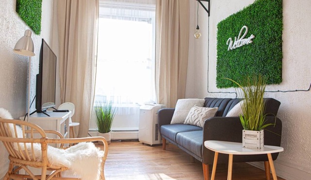 Beautiful Apt ONE STOP from Manhattan
