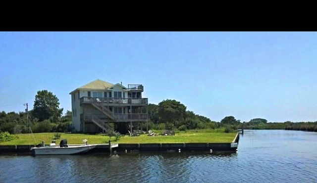 Beautiful Canal front home in 4x4 area beach parking passes and linens included!